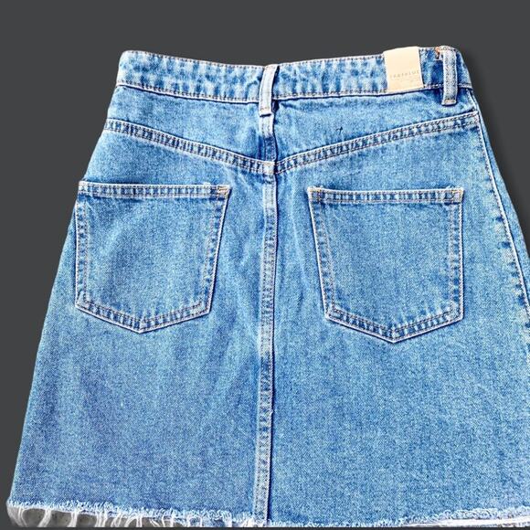 Zara Exposed Front Button Denim Jean Mini Skirt Raw Hem Frayed Festival Size XS - Picture 11 of 12
